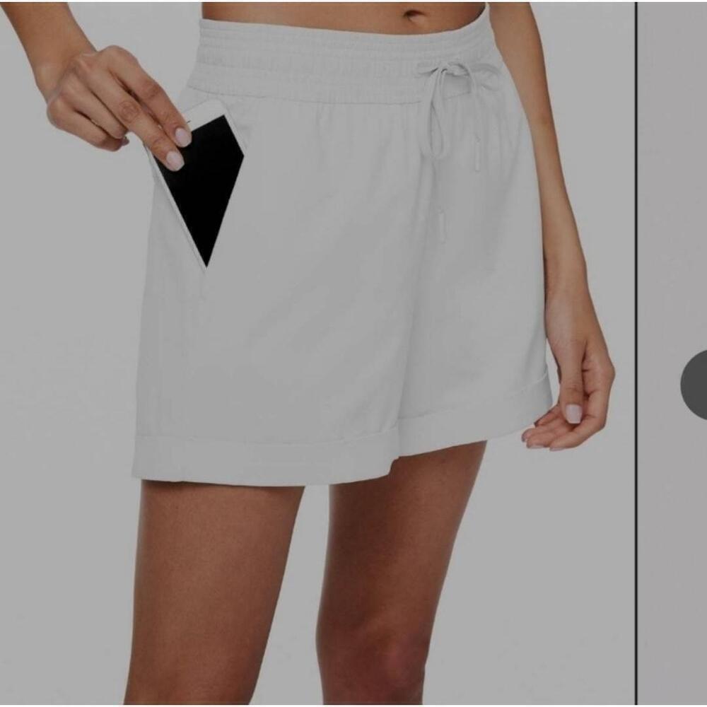 Lululemon Spring Break Away Short *4-way Stretch 3"
Light Chrome color Size 4